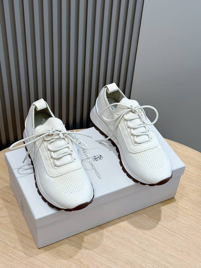 Brunello Cucinelli飞织男士运动鞋 珍贵纱启发了新运动鞋的设计，飞织鞋面以现代方式诠释经典款式。半抛光小牛皮饰条凸显在薄而舒适的针织物上，以鲜明 - 点击图像关闭