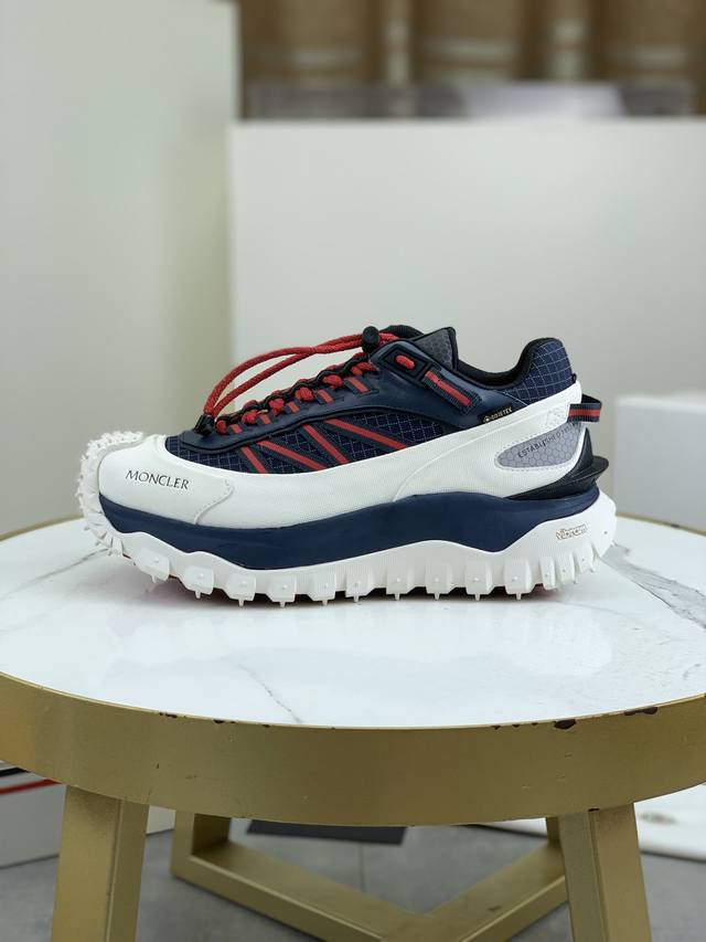 工厂价 Moncler 蒙口 全新trailgrip Gtx鞋履出货 Moncler 带来了自家的原创鞋款trailgrip，依然是户外机能造型。这款鞋的设计师