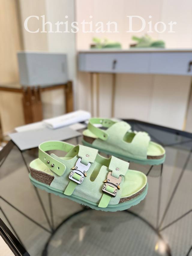 工厂直批价： Dior 与 Birkenstock 初次携手合作，推出这款 Milcno 凉鞋，体现联名系列背后的精湛工艺。磨砂牛皮革鞋面，饰以搭扣和可调节的后