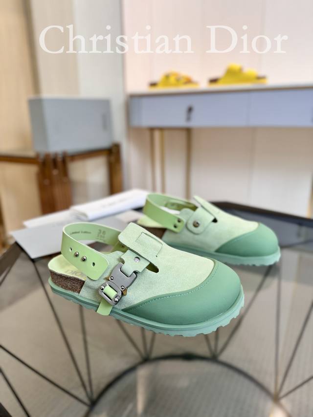 工厂直批价： Dior 与 Birkenstock 初次携手合作，推出这款 Milcno 凉鞋，体现联名系列背后的精湛工艺。磨砂牛皮革鞋面，饰以搭扣和可调节的后