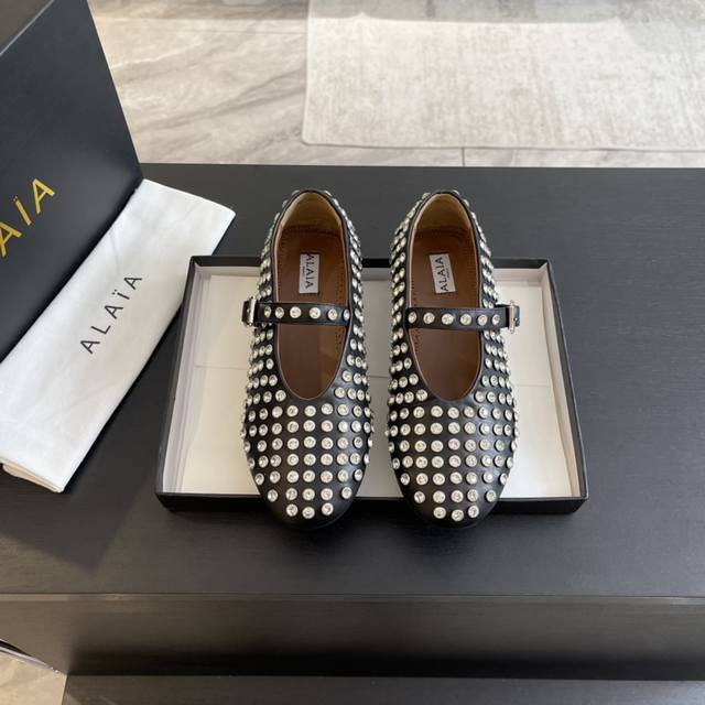 24Fw新款alaia阿莱亚法式芭蕾舞单鞋平底鞋 原本更具有柔美浪漫气息的芭蕾平底鞋，在加上钻、金属饰钉等中性风十足的装饰后，传统的芭蕾风格具有了更多施展的可能