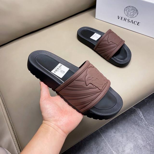 工厂价 范思哲 Versaec 2022新款拖鞋，香港-专柜同步 极为亲肤舒适 摸上去非常的细腻 ，采用原版鞋面。精细度比一般胶印更为牢固耐穿 色彩更为鲜艳绚丽
