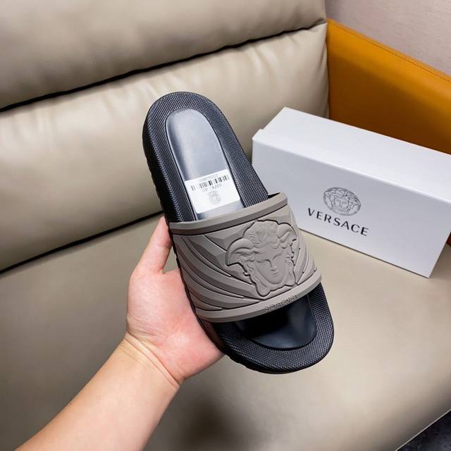 工厂价 范思哲 Versaec 2022新款拖鞋，香港-专柜同步 极为亲肤舒适 摸上去非常的细腻 ，采用原版鞋面。精细度比一般胶印更为牢固耐穿 色彩更为鲜艳绚丽