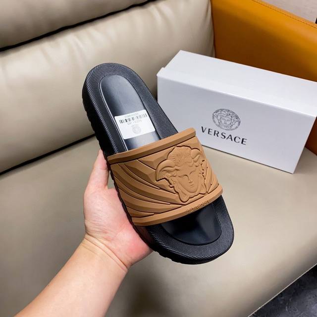 工厂价 范思哲 Versaec 2022新款拖鞋，香港-专柜同步 极为亲肤舒适 摸上去非常的细腻 ，采用原版鞋面。精细度比一般胶印更为牢固耐穿 色彩更为鲜艳绚丽 - 点击图像关闭