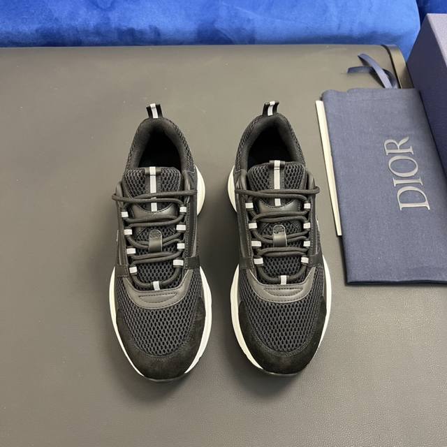 上新 顶级版本diorb22 运动鞋从复古慢跑鞋汲取灵感。这款运动鞋采用厚实的低帮设计，以灰色牛皮革以及网眼织物拼接鞋面，搭配黑白相间的刻花橡胶鞋底。白色网眼织