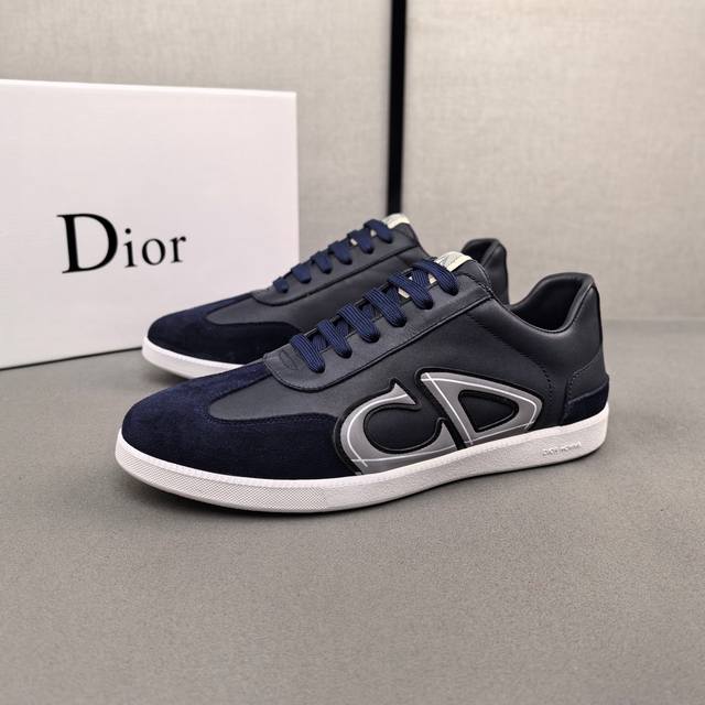 Pp Dior迪奥新款 低帮休闲运动鞋，采用进口头层牛皮打造，原版橡胶鞋底、鞋口带有品牌标志性细节，提升格调。时尚百搭，可为各式造型增光添彩。塑造独具动感活力与 - 点击图像关闭
