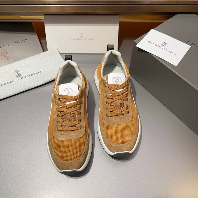 顶级bc新品 Brunello Cucinell* 小牛皮冲孔拼接低帮运动鞋 官方售价rmb ￥8,100 新材料和对比细节重新定义了这款运动鞋的经典风格。鞋头