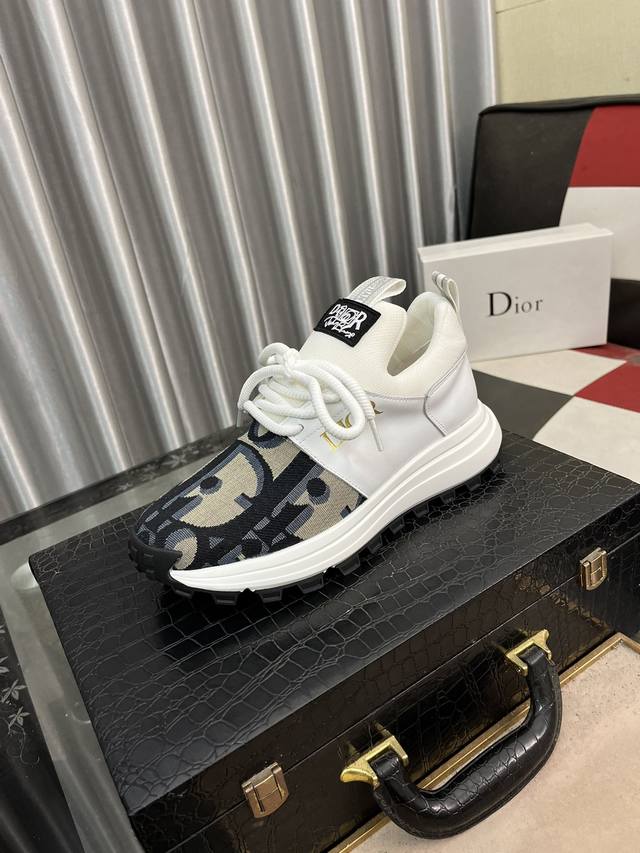 出厂价： Dior迪奥 新款 低帮休闲运动鞋，采用进口头层牛皮打造，金属logo装饰，原版橡胶鞋底、鞋口带有品牌标志性细节，提升格调。时尚百搭，可为各式造型增光 - 点击图像关闭