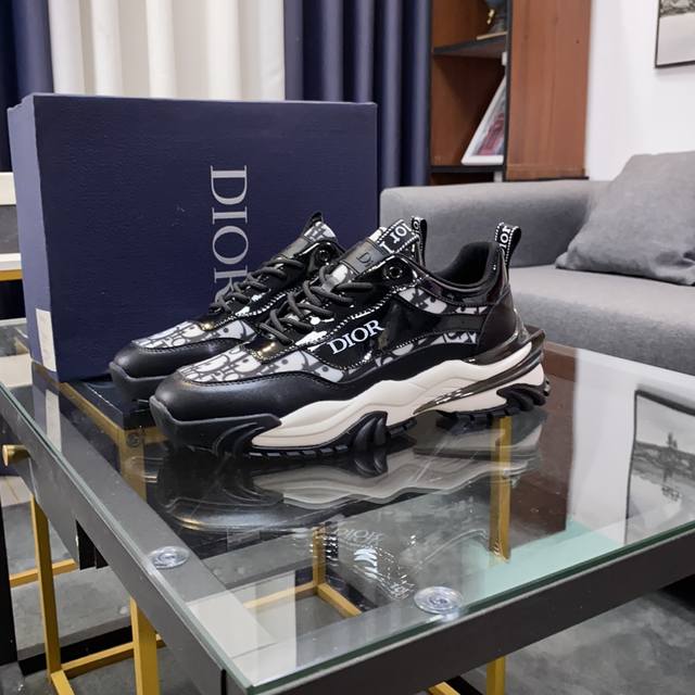 商品商标:Diro 迪奥 休闲鞋 正码码数:38-44 45定做 商品材料:D家运动系列，采用牛皮革精心制作，搭配饰以 Dior 标志的加垫鞋舌、意大利进口头层