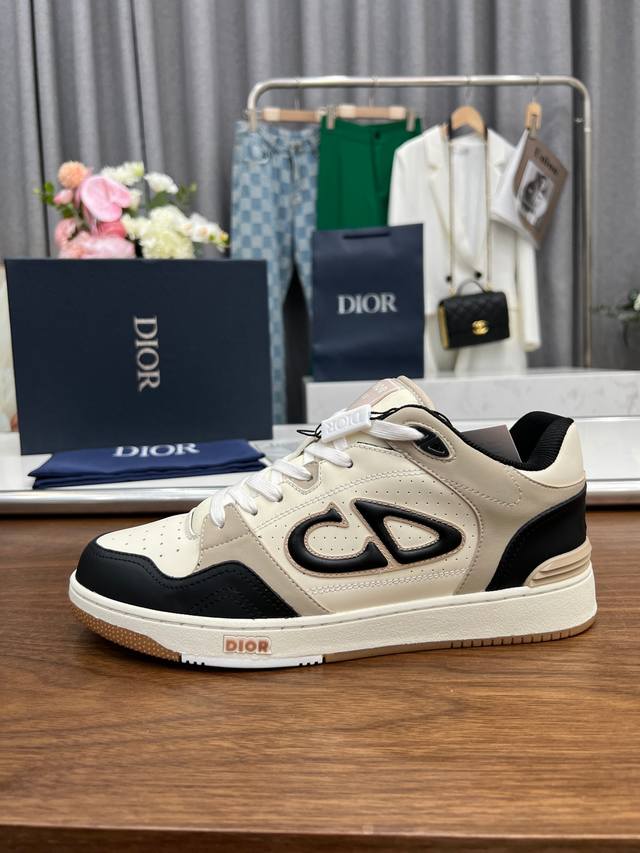 Dior迪奥b57系列 休闲运动鞋 Cd 滑板鞋 原版1:1开发， 这款 B57 底帮运动鞋是二零二四春季男装系列新品，重新诠释篮球鞋设计，成为 Dior 的经