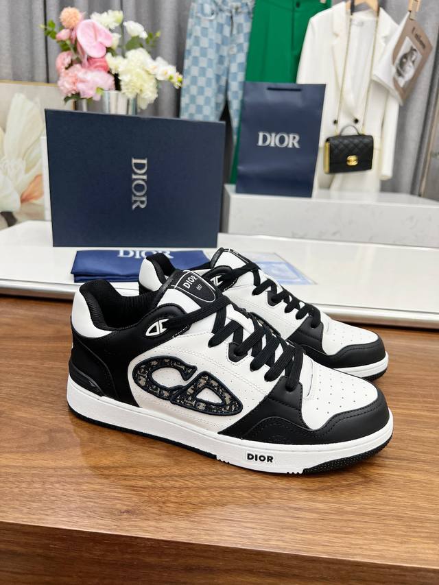 Dior迪奥b57系列 休闲运动鞋 Cd 滑板鞋 原版1:1开发， 这款 B57 底帮运动鞋是二零二四春季男装系列新品，重新诠释篮球鞋设计，成为 Dior 的经