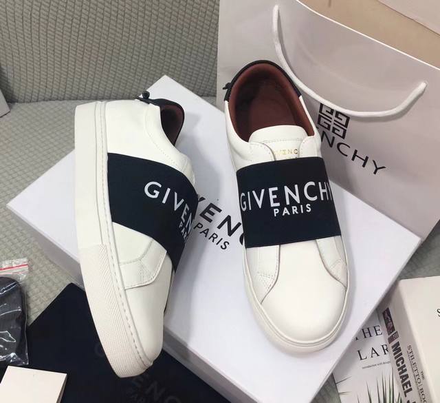 Givenchy纪梵希 经典小白鞋新款新楦型,客供原版鞋开发,历时一个半月调试出成品,原版大底开模就耗时一个月的时间，经过数次翻砂修改到最终确认 注:大底开不到
