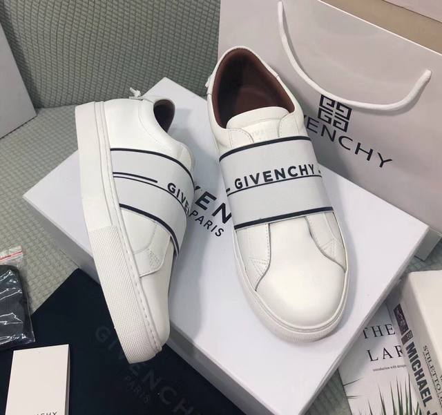 Givenchy纪梵希 经典小白鞋新款新楦型,客供原版鞋开发,历时一个半月调试出成品,原版大底开模就耗时一个月的时间，经过数次翻砂修改到最终确认 注:大底开不到