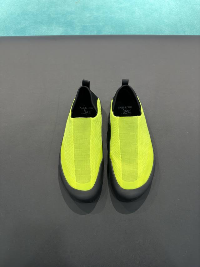 始祖鸟全新鞋款 终于在近期正式上线了，目前已经登陆欧美等地进行发布 Vertex Alpine型号搭配双中底，有着不错的舒适性和稳定性，其鞋面采用 Cordur