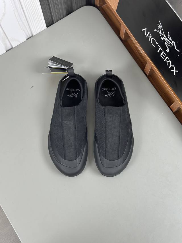 始祖鸟全新鞋款 终于在近期正式上线了，目前已经登陆欧美等地进行发布 Vertex Alpine型号搭配双中底，有着不错的舒适性和稳定性，其鞋面采用 Cordur - 点击图像关闭