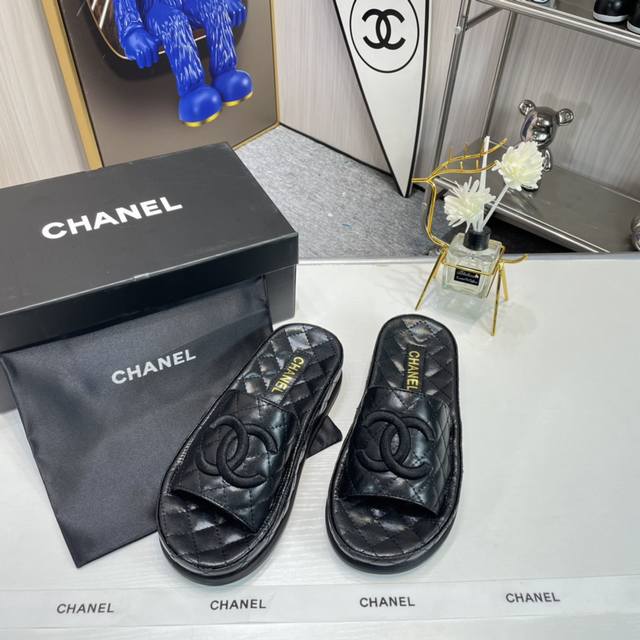 Chanel 香奈儿 新款发售 夏季高端拖鞋 黑色 白色菱形格纹设计 全皮面 刺绣logo 代购版 Sngg简介 Chanel 香奈儿 代购级 夏季百搭厚底菱格