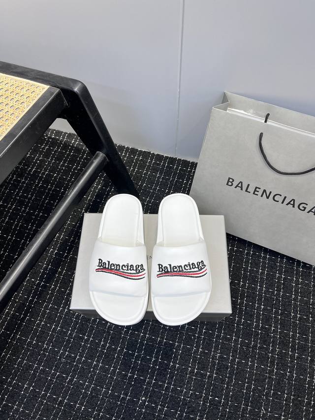 新品上线 2024春夏balenciaga巴黎世家厚底拖鞋 复古厚底凉鞋系列推出探索时尚界对于原创与挪用的概念、以全新系列致敬传承与经典，上脚立显大长腿。 厚底