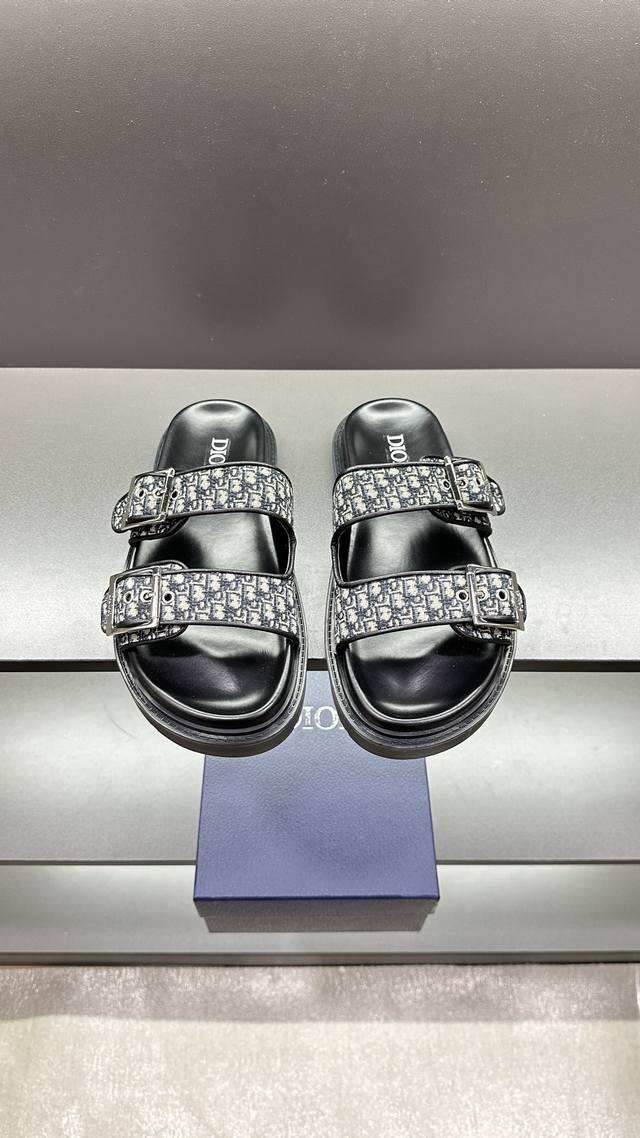 码数38-45 Dior迪奥 最新款拖鞋 凉鞋 原版购入开发 做货 这款 Dior H-Town 凉鞋致敬运动风格经典标识，彰显 Dior 的高订精神。采用黑色