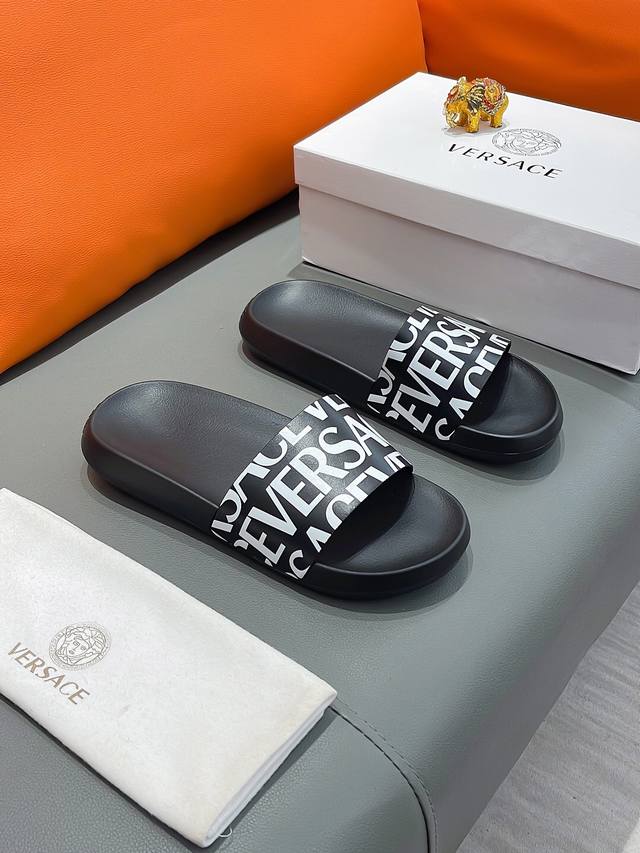 商品名称：Versace 范思哲 正规码数: 38-44 拖鞋 商品材料：精选意大利进口原版面料，原厂特供原版底。
