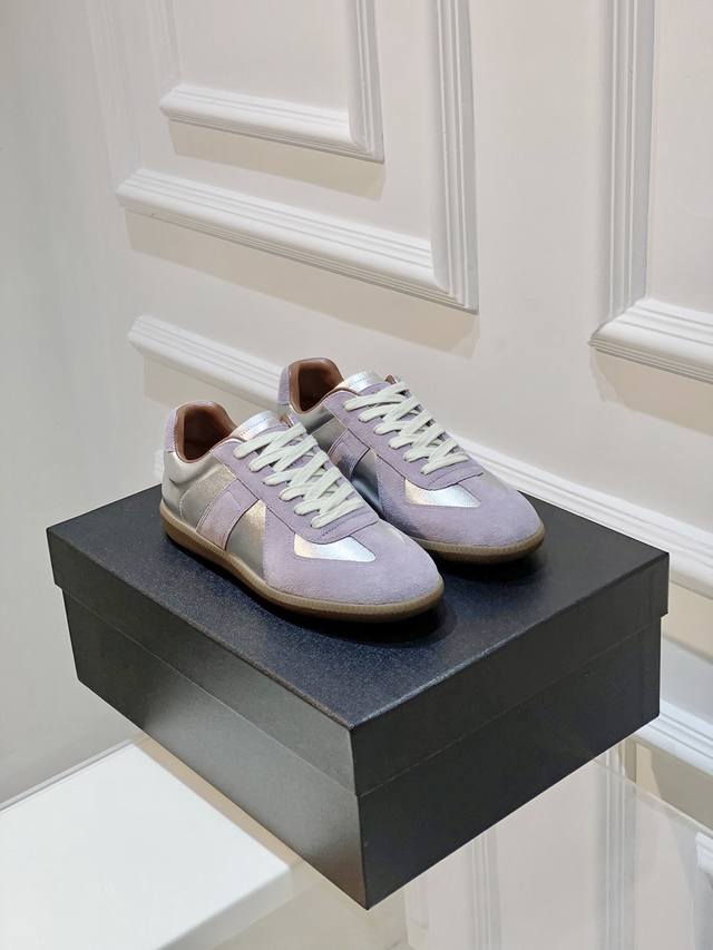 德训鞋 这是一款来自梅森马吉拉的经典德训鞋，一双完美诠释了高级感与永恒魅力的鞋款。 炙手可热的时尚经典作为梅森马吉拉品牌的代表之作，这双经典德训鞋在时尚圈可谓炙