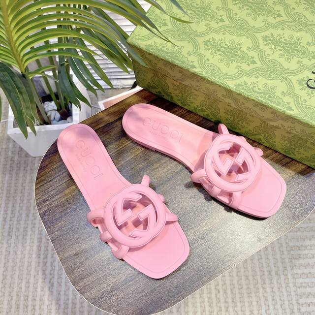 Gucci 古奇 果冻拖 双互扣凉拖鞋，夏季海边度假的最佳选择，最得意的设计就是垫脚磨砂面，区别于任何一款果冻鞋，碰水不会滑脚 材质：专柜pvc料 带自然清香，