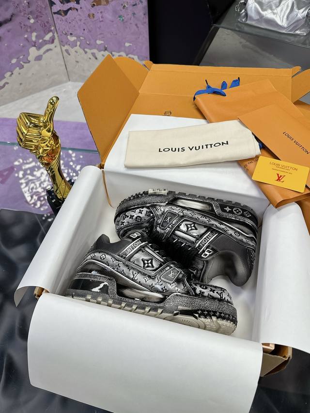 工厂价： 飞机盒5 Lv胖丁工艺款 经过几百道程序 终于出货 原版开发 品质出货 欢迎对比 Lvtrainer Maxi 胖嘟嘟情侣款运动鞋 天花板级别。对版出