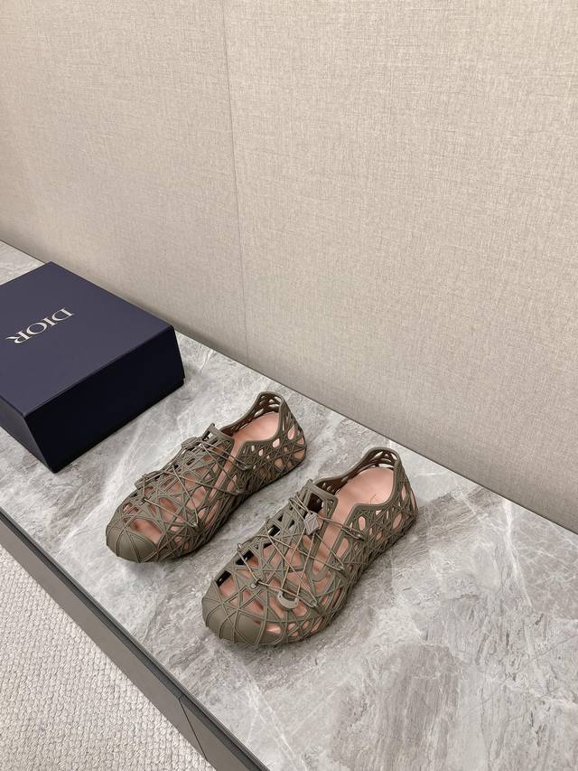 男款 新款dior Warp凉鞋summer23 Dior Men这款 Dior Warp凉鞋于发布秀精彩亮相，款式休闲，经过重新诠释，彰显未来主义的精神。采用