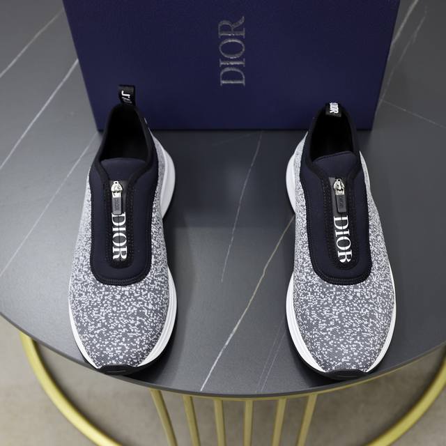 出厂价： 情侣款 Dior 迪奥 -高端品质 原单 -鞋面：进口双层针织、鞋舌品牌塑胶logo -内里：垫脚；柔软 高韧性布匹 -大底：超轻tpu发泡 橡胶：双