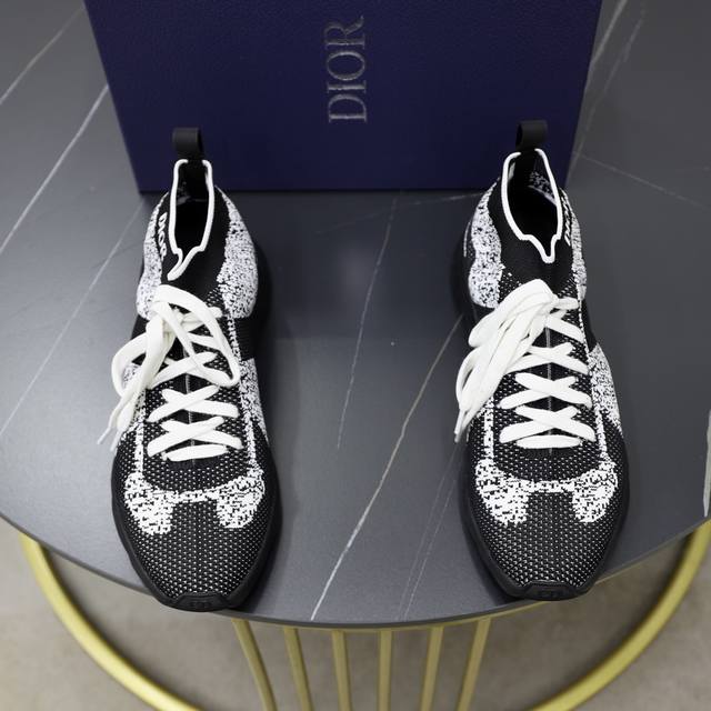 出厂价： 顶级原单 Dior 迪奥 -高端品质 原单 -鞋面：进口双层针织、鞋舌品牌塑胶logo -内里：垫脚；柔软 高韧性布匹 -大底：原版轻便耐磨 橡胶：成