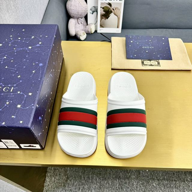 出厂价 Gucci*夏季新款互扣式一脚蹬凉拖鞋 该单品的灵感源自意大利海岸的夏季精神和海滩俱乐部，是 Gucci Lido 的一部分。早秋系列以现代方式重新诠释