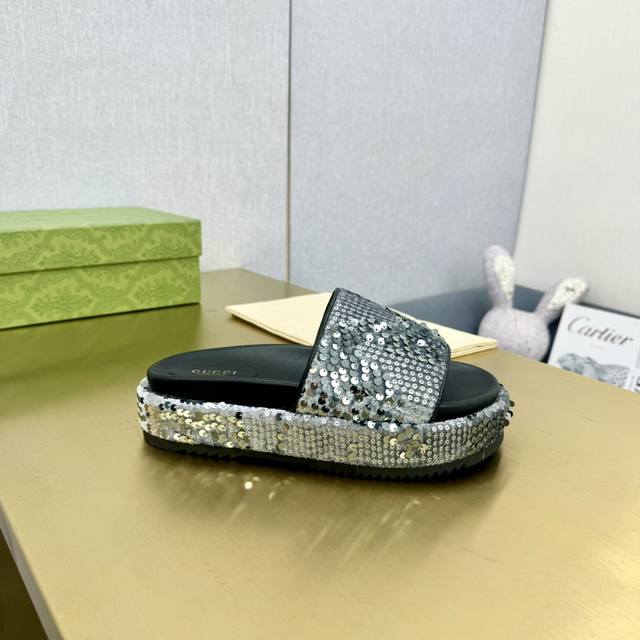 Gucci2024夏季新品 女士防水台凉鞋 顶级品质，材质 工艺与原版一致！ 高辨识度设计在爱的进行曲 系列中焕新演绎为新的造型，这款厚底防水台凉鞋以白色sup