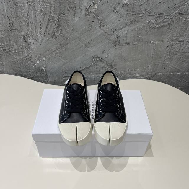 Maison Margiela#马吉拉 Mm6 分 趾系带小白鞋 马吉拉标志的分趾设计搭配一点点小心机的带子设计 很简约很有特色 脚感舒适好穿暴走不累 原版牛皮