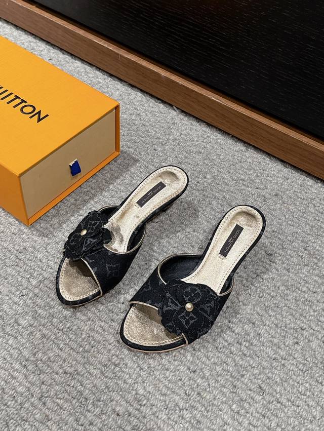 顶级品质 Louis Vuitton Ss24 New Arrival～ Lv 路易威登2024春夏新品小猫跟拖鞋 今年单宁牛仔色搭配棕色皮质，也太出彩了！ 刚