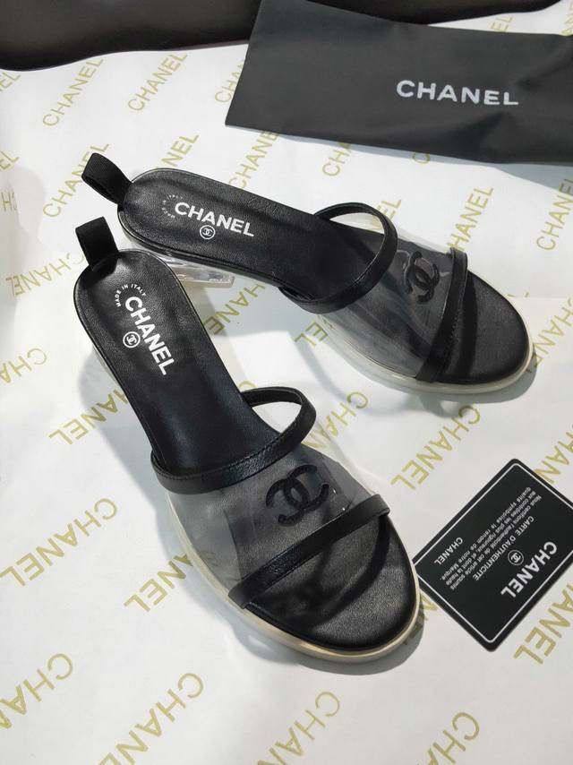 新品顶级代购版 Chanel 香奈儿专柜新品 小香一字拖鞋 Chanel原版透明水晶跟 一比一定制透明面料 无论细节 做工品质都完全媲美正品！上脚特舒服 秀气百