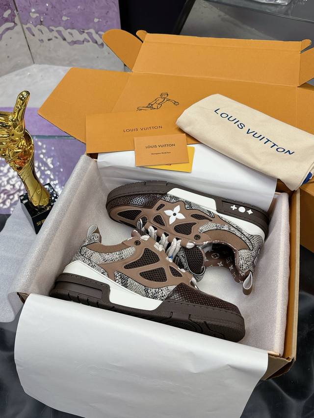 工厂价： 4 官方同步新颜色 路易威登走秀滑板鞋爆款， Louis Vuitton Trainer无疑是奢侈品牌推出的最成功的sneaker之一，不过探索的脚步