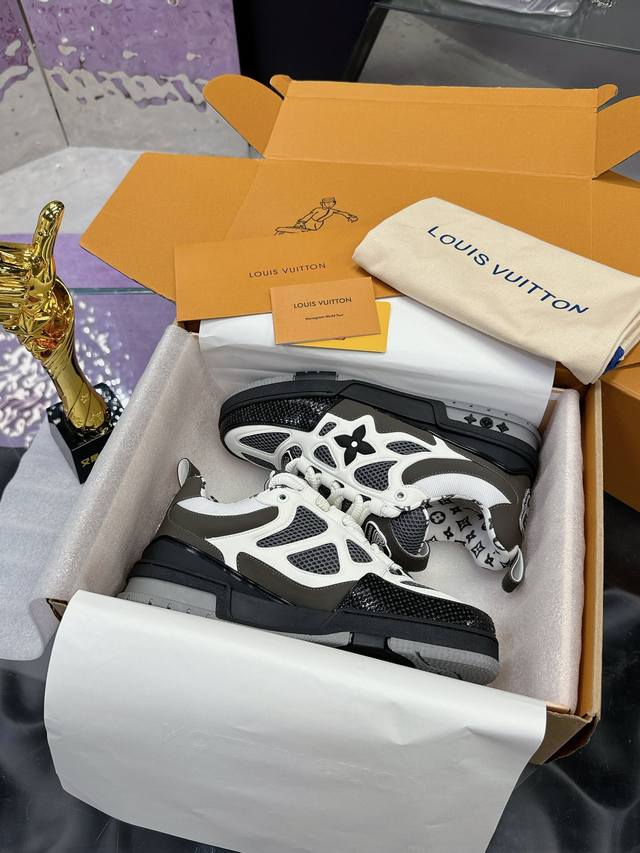 工厂价： 4 官方同步新颜色 路易威登走秀滑板鞋爆款， Louis Vuitton Trainer无疑是奢侈品牌推出的最成功的sneaker之一，不过探索的脚步