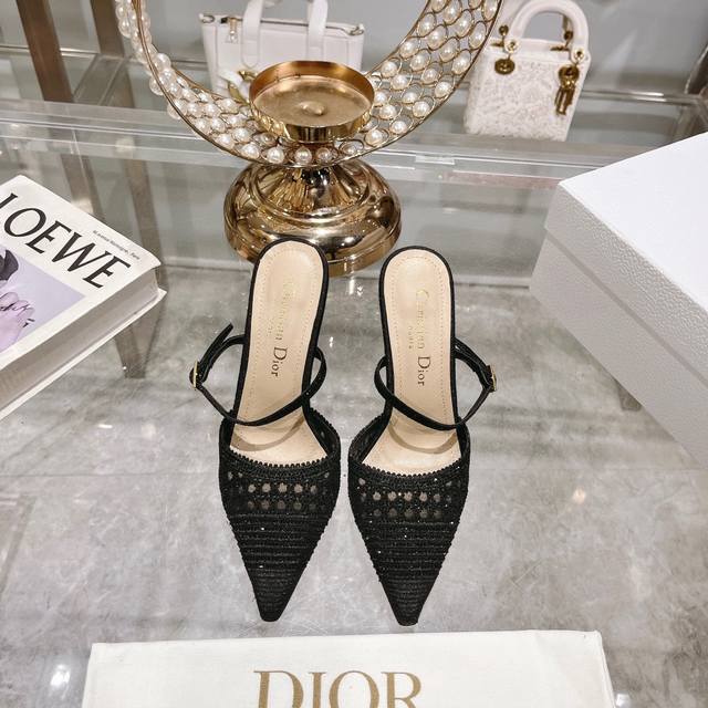 出厂 顶级版 迪奥 Dior 2024 春夏新款一字带烫钻拖鞋 小方头玛丽珍跟鞋 市面顶级版本 每个女生都有一双水晶鞋 它星星点点的很发光 都舍不得穿 上脚还特 - 点击图像关闭