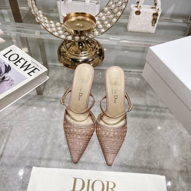 出厂 顶级版 迪奥 Dior 2024 春夏新款一字带烫钻拖鞋 小方头玛丽珍跟鞋 市面顶级版本 每个女生都有一双水晶鞋 它星星点点的很发光 都舍不得穿 上脚还特