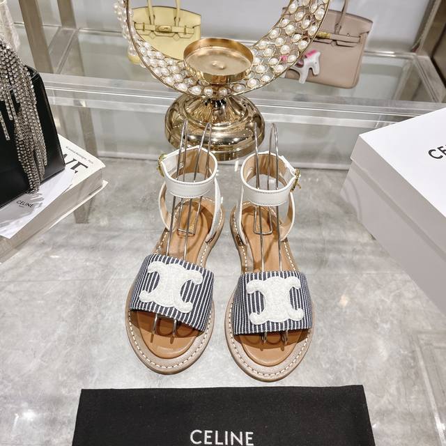 出厂 Celine 赛琳2024春夏新款凉鞋 这一季的沙滩鞋出新款了这款新布面刺绣更精细一些 更显得小巧 优其脚感真舒服 颜色也都很好看 一次超级爆火 近期重点