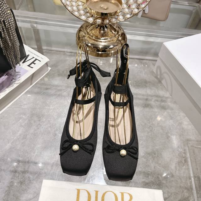 出厂 顶级版 迪奥 Dior 2024 新款最美的芭蕾舞鞋 米粉色绸缎面 百搭又显白 罗缎系带搭配cd首字母是可拆卸的关键是鞋底又轻又软 搭配蝴蝶简直绝了 上脚