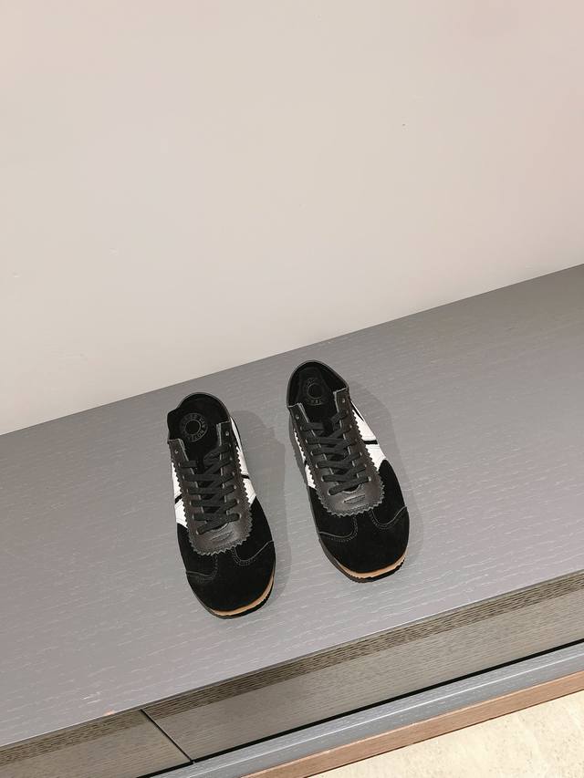码数35-40！ Dries Van Noten 马拉松运动鞋，2024春夏系列，设计师通过改造、扭曲和颠覆经典元素，打造出实用而富有设计感实穿的运动鞋履。新一