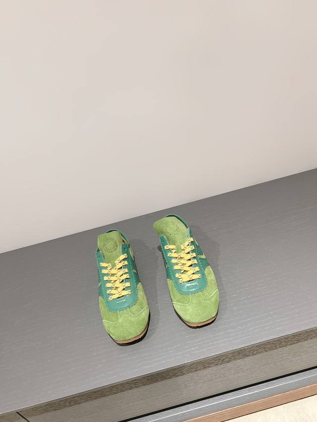 码数35-40！ Dries Van Noten 马拉松运动鞋，2024春夏系列，设计师通过改造、扭曲和颠覆经典元素，打造出实用而富有设计感实穿的运动鞋履。新一 - 点击图像关闭