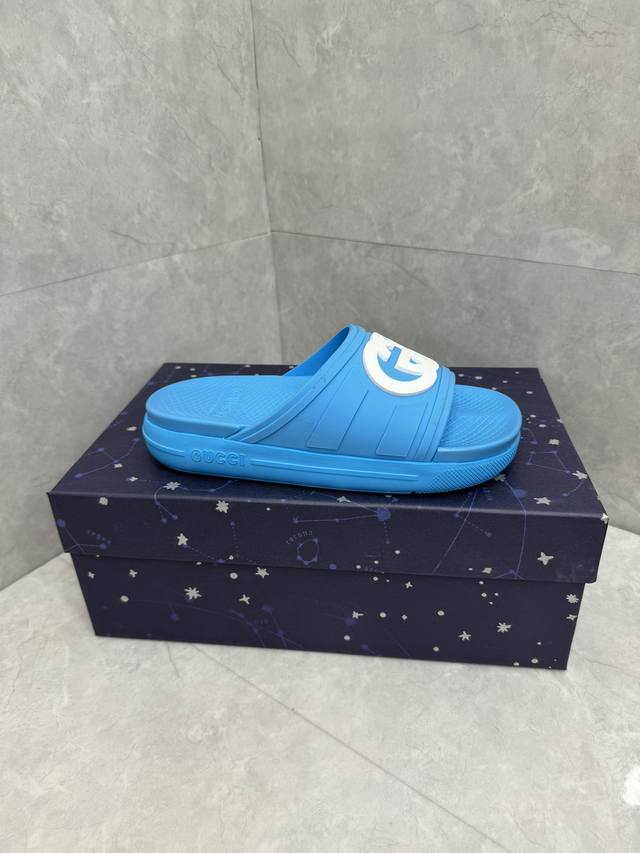夏季新款互扣式一脚蹬凉拖鞋 该单品的灵感源自意大利海岸的夏季精神和海滩俱乐部，是 Gucci Lido 的一部分。早秋系列以现代方式重新诠释品牌的标志性元素和精