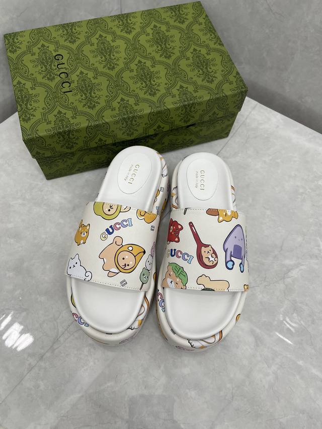 Gucci 动物印花橡胶底防水台拖鞋新款 美国插画家和设计师 Angela Nguyen 的艺术作品也被称为“Pikarar”，通过充满活力的印花或流行文化风格