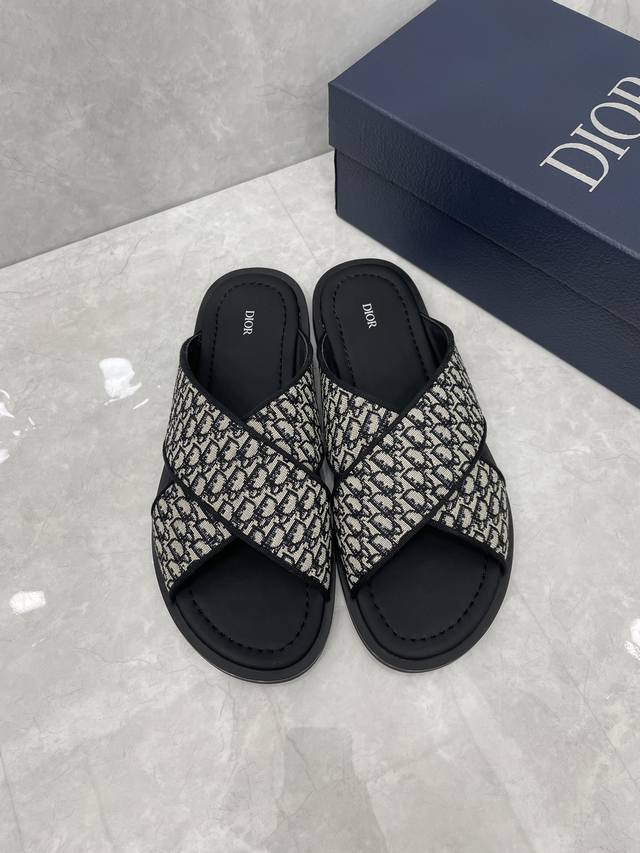Dior Alias凉鞋是2024新品，是一款悠闲而精致的作品。该风格采用米色和黑色dior Oblique提花制成，展示了交叉带设计。这款凉鞋由黑色皮革和橡胶