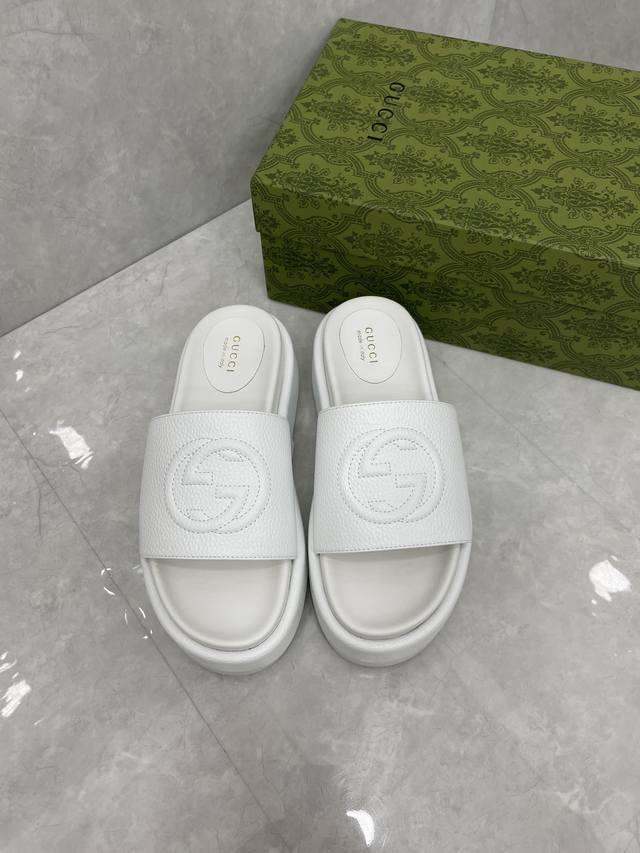 P Gucci官网新款女式厚底拖鞋凉鞋春夏新款 Gg标志于 1970 年代首次使用，是 1930 年代原始 Gucci 菱形图案的演变，自此成为品牌的标志。在这