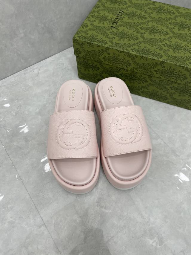 P Gucci官网新款女式厚底拖鞋凉鞋春夏新款 Gg标志于 1970 年代首次使用，是 1930 年代原始 Gucci 菱形图案的演变，自此成为品牌的标志。在这