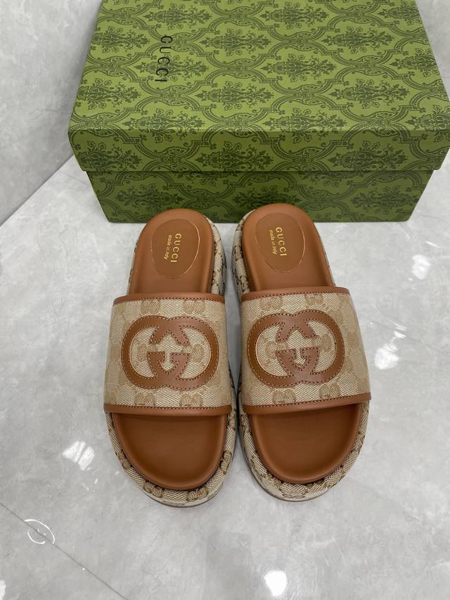 P Gucci2023新款女式大号 Gg 防水台拖鞋 作为品牌的标志性标志，徽标以全新且出人意料的方式丰富了设计。每个标识的背后都蕴藏着品牌的传统和价值，是一种