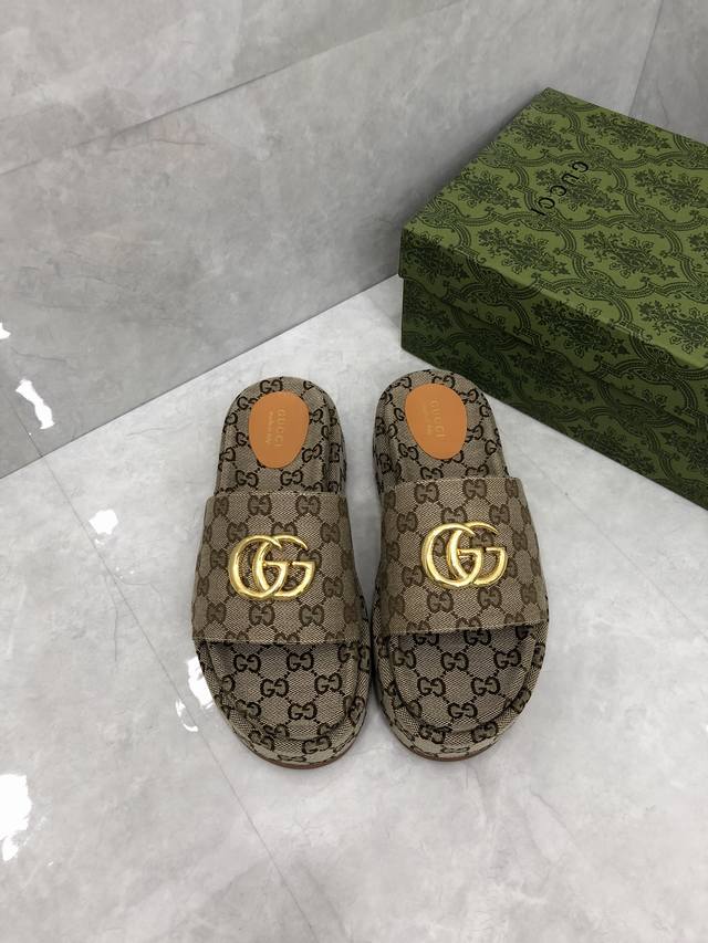 P Gucci官网新款女式厚底拖鞋凉鞋春夏新款 Gg 标志于 1970 年代首次使用，是 1930 年代原始 Gucci 菱形图案的演变，自此成为品牌的标志。在