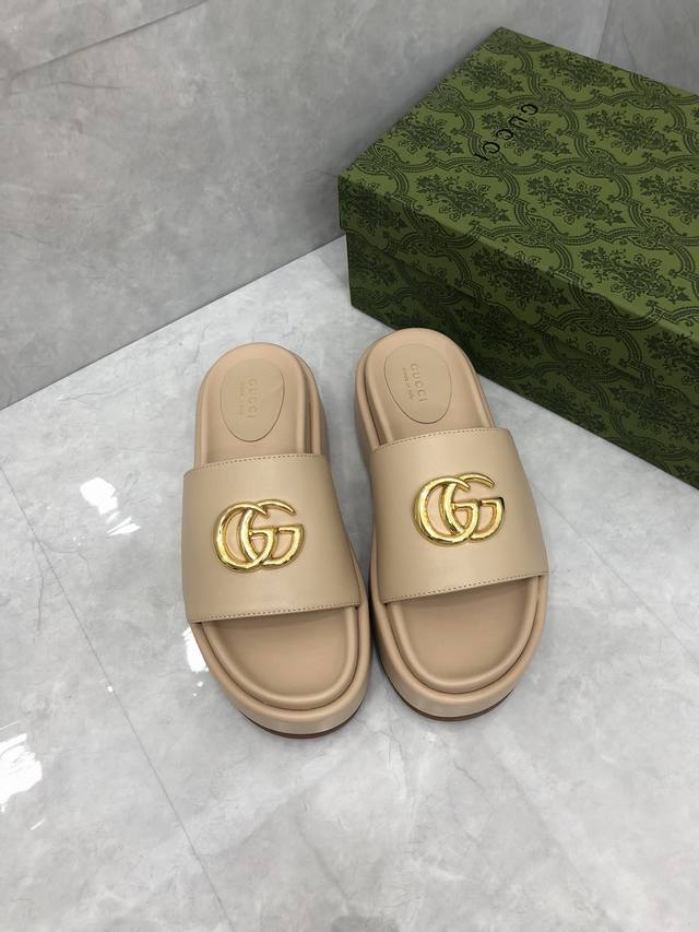 P Gucci官网新款女式厚底拖鞋凉鞋春夏新款 Gg 标志于 1970 年代首次使用，是 1930 年代原始 Gucci 菱形图案的演变，自此成为品牌的标志。在